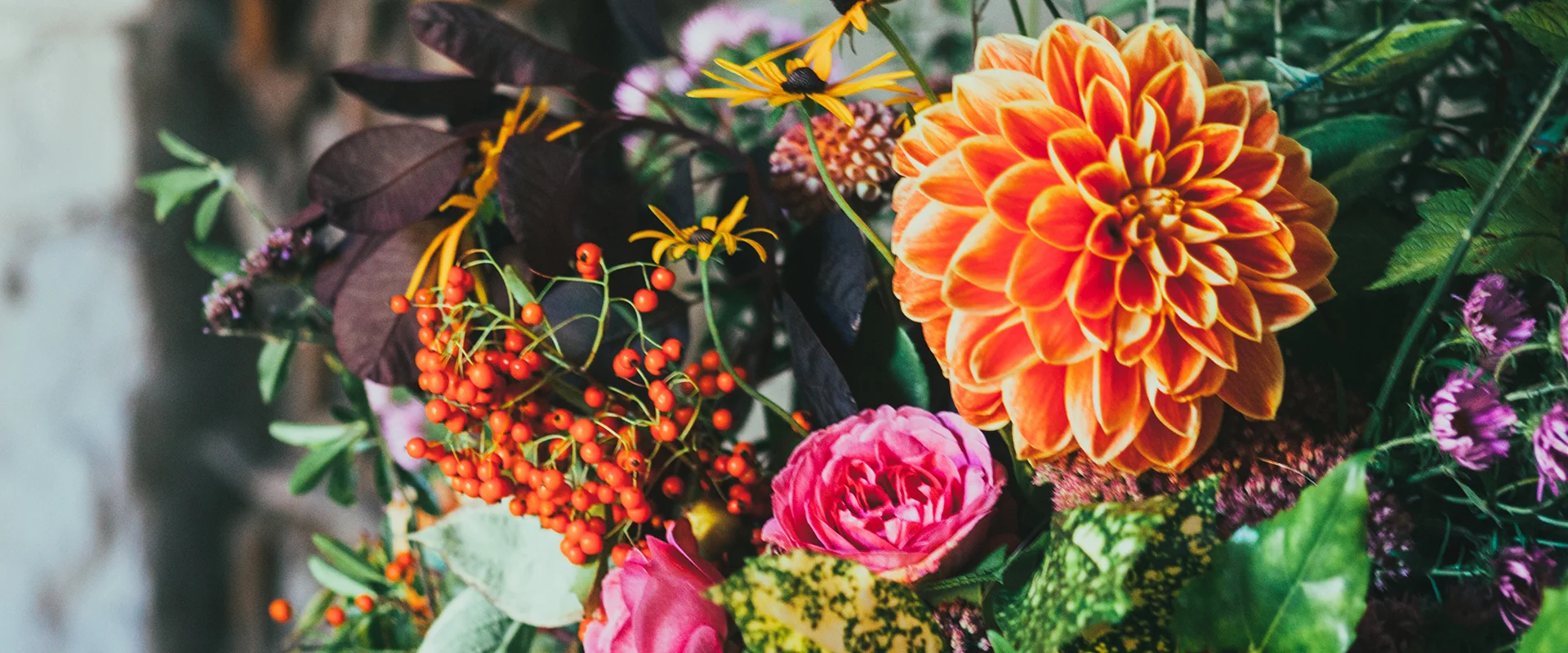 淡いピンクと白の花でまとめた手渡し用の花束