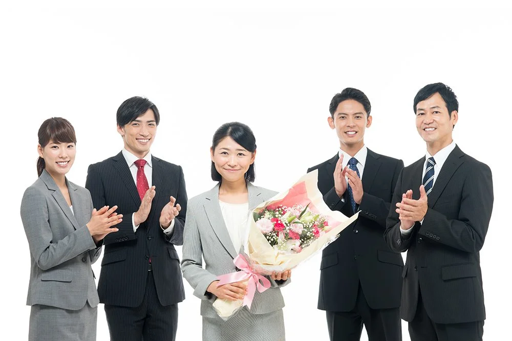 スタッフが丁寧に花を選び束ねる様子
